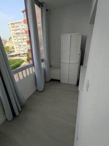 an empty room with a refrigerator and a window at apartamento vacacional in Calpe