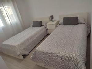 two beds sitting next to each other in a bedroom at apartamento vacacional in Calpe