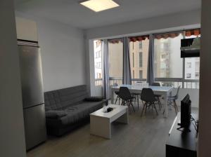 a living room with a couch and a table at apartamento vacacional in Calpe