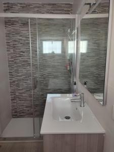 a bathroom with a sink and a shower at apartamento vacacional in Calpe