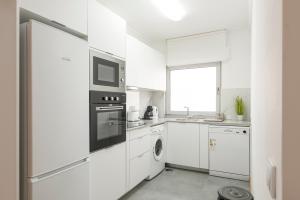 Kuchyň nebo kuchyňský kout v ubytování Miral Beachside 2 - by HD Properties