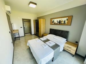 ein Schlafzimmer mit 2 Betten und einem Wandgemälde in der Unterkunft Artan Suites Tatil Evleri in Güzelçamlı