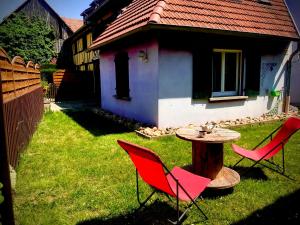 stół i krzesła w podwórzu domu w obiekcie Gîte plain-Pied avec jardin du Centre Alsace w mieście Ebersheim