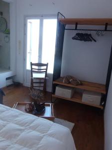 - une chambre avec un lit, une table et une chaise dans l'établissement Ageri Home, à Karavostasi