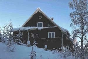 duży dom z śniegiem na dachu w obiekcie Hedsjövägen 23 med 350m sandstrand 