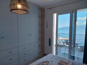 een keuken met een balkon met uitzicht op de oceaan bij Mihaly Apartment in Sarandë