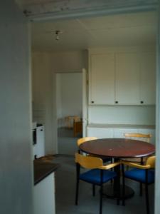 a kitchen with a table and chairs in a room at Hedsjövägen 23 med 350m sandstrand 