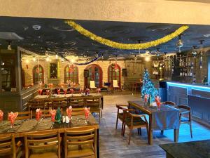Um restaurante ou outro lugar para comer em Borapark Otel