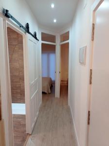 korytarz z drzwiami prowadzącymi do sypialni w obiekcie Apartamentos La Muralla w mieście Santo Domingo de la Calzada