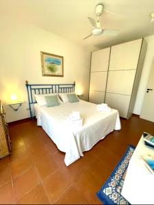 萊烏卡的住宿－Dimora dei pini，一间卧室,卧室内配有一张大床
