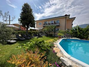 una casa con piscina in un cortile di B&B La Magnolia a Caprino Veronese