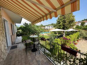 a patio with a table and chairs on a balcony at B&B La Magnolia in Caprino Veronese