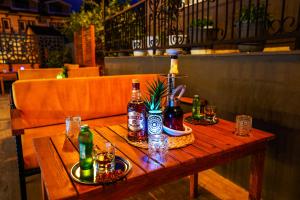 - une table en bois avec des bouteilles et des verres dans l'établissement Four Seasons Apart Hotel, à Dalyan