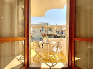 - Balcón con mesa y sillas y vistas al patio en 2 locali a 600 mt dal Mare - Free Parking, en Ceriale