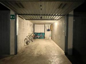 um corredor com duas bicicletas estacionadas num edifício em 2 locali a 600 mt dal Mare - Free Parking em Ceriale