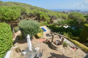 una vista aérea de un jardín con piscina en Apartment Platja de Aro con piscina y vistas al mar, en Platja d'Aro
