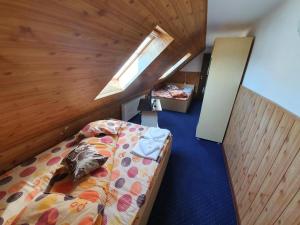 Ένα ή περισσότερα κρεβάτια σε δωμάτιο στο Pensiunea Brandusa +37 φωτογραφίες