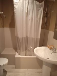 A bathroom at Hotel Pisuerga