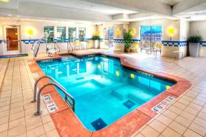 een groot zwembad in een hotelkamer bij Fairfield Inn & Suites by Marriott Edmond in Edmond