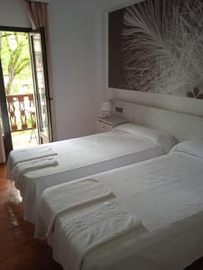 A bed or beds in a room at Hotel Pisuerga