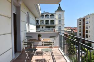 a balcony with a table and chairs on it at Appartamento Centro dei Venti in Montesilvano