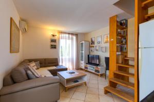 - un salon avec un canapé et une table dans l'établissement Apartments Valeria, Mali Lošinj, à Mali Lošinj