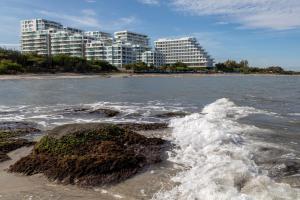 una vista de la playa con edificios en el fondo en Santa Marta Marriott Resort Playa Dormida, en Santa Marta