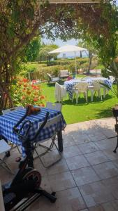 een picknicktafel en stoelen en een parasol in de tuin bij Pampering Beach Dream, A Stunning Luxury Retreat in Menevi
