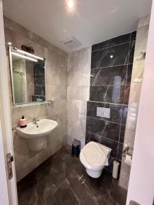 La salle de bains est pourvue d'un lavabo et de toilettes. dans l'établissement Yelken Hotel Akyaka, à Akyaka