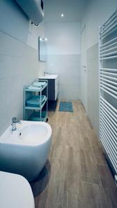 uma casa de banho com um lavatório branco e um WC. em Ambrogio Mare em Varazze