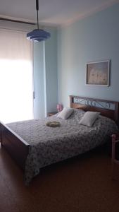 レーリチにあるCasa Alessandraのベッドルーム1室(大きなベッド1台、大きな窓付)