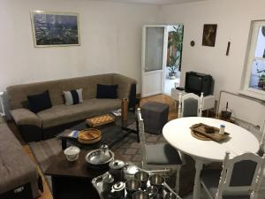 sala de estar con sofá y mesa en Prenociste Chardak, en Tuzla