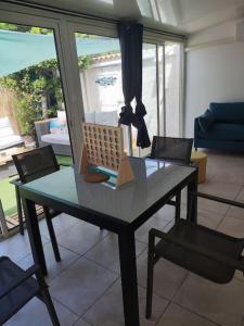 een tafel met een laptop in de woonkamer bij Bord de mer : studio avec salon d'été à Sausset in Sausset-les-Pins