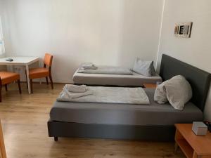 Giường trong phòng chung tại Roccos Raum