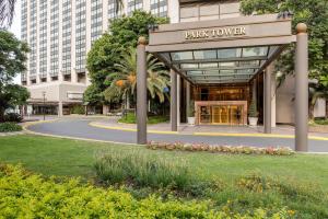 ブエノスアイレスにあるPark Tower, A Luxury Collection Hotel, Buenos Airesの建物前の公園警備員看板
