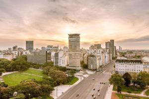 eine Luftansicht einer Stadt mit einem hohen Gebäude in der Unterkunft Park Tower, A Luxury Collection Hotel, Buenos Aires in Buenos Aires