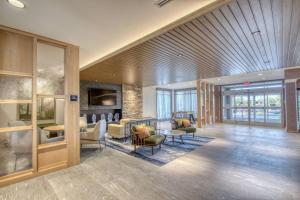 een lobby met banken en stoelen in een gebouw bij Fairfield Inn & Suites by Marriott Appleton in Appleton