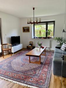 sala de estar con sofá y mesa de centro en Moselglück, en Schweich