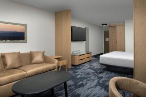 TV a/nebo společenská místnost v ubytování Fairfield Inn & Suites by Marriott Appleton