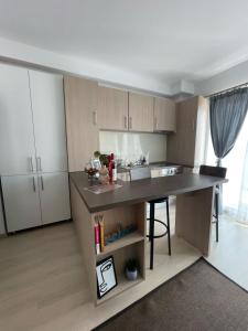 - une cuisine avec une grande île dans une chambre dans l'établissement East View by DAT Apartments, à Cluj-Napoca