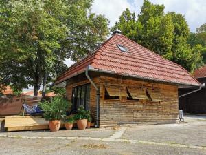 オルフェにあるOrfűi Gomba Vendégházの赤い屋根の小さなレンガ造りの建物