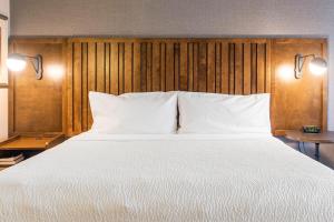 Cama ou camas em um quarto em Four Points by Sheraton Melville Long Island