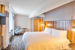 Cama ou camas em um quarto em Four Points by Sheraton Melville Long Island