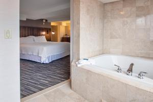 Cama ou camas em um quarto em Four Points by Sheraton Melville Long Island