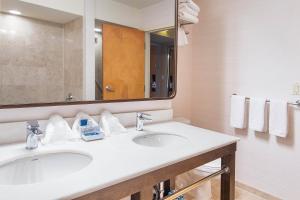 Um banheiro em Four Points by Sheraton Melville Long Island