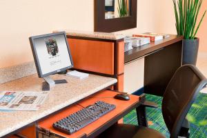 un écran d'ordinateur et un clavier sur un bureau dans l'établissement Fairfield Inn by Marriott Forsyth Decatur, à Forsyth