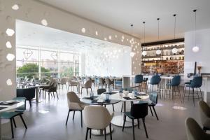 A restaurant or other place to eat at Le Meridien Riyadh