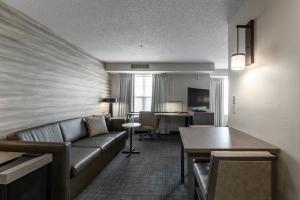 Residence Inn Columbus Easton في كولومبوس: غرفة معيشة مع أريكة وطاولة