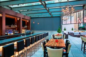 een restaurant met een tafel en stoelen en een bar bij Four Points by Sheraton New York Downtown in New York