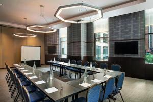 una sala de conferencias con una mesa larga y sillas en Four Points by Sheraton New York Downtown, en Nueva York